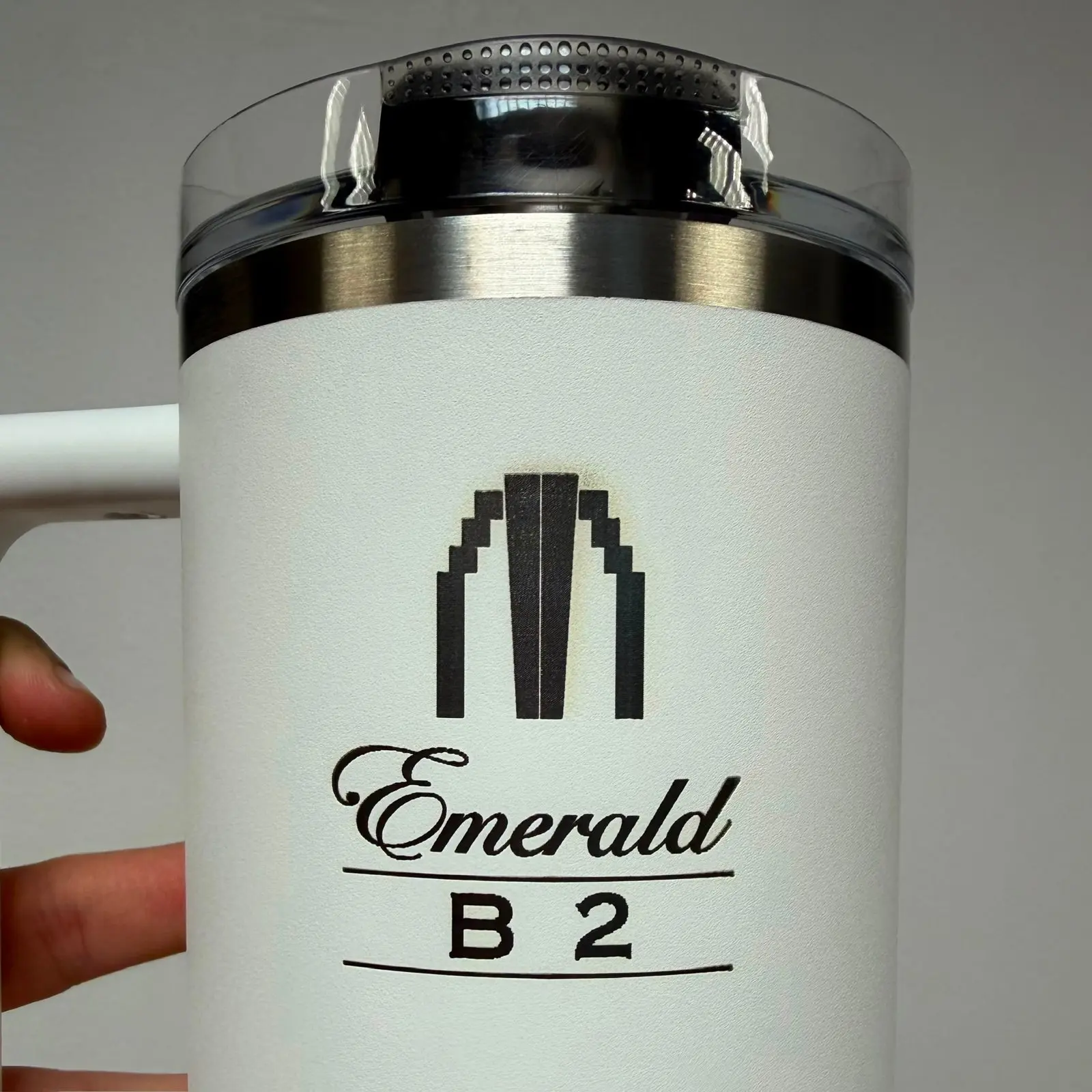 Termo blanco grabado con láser con el logo de Emerald B2
