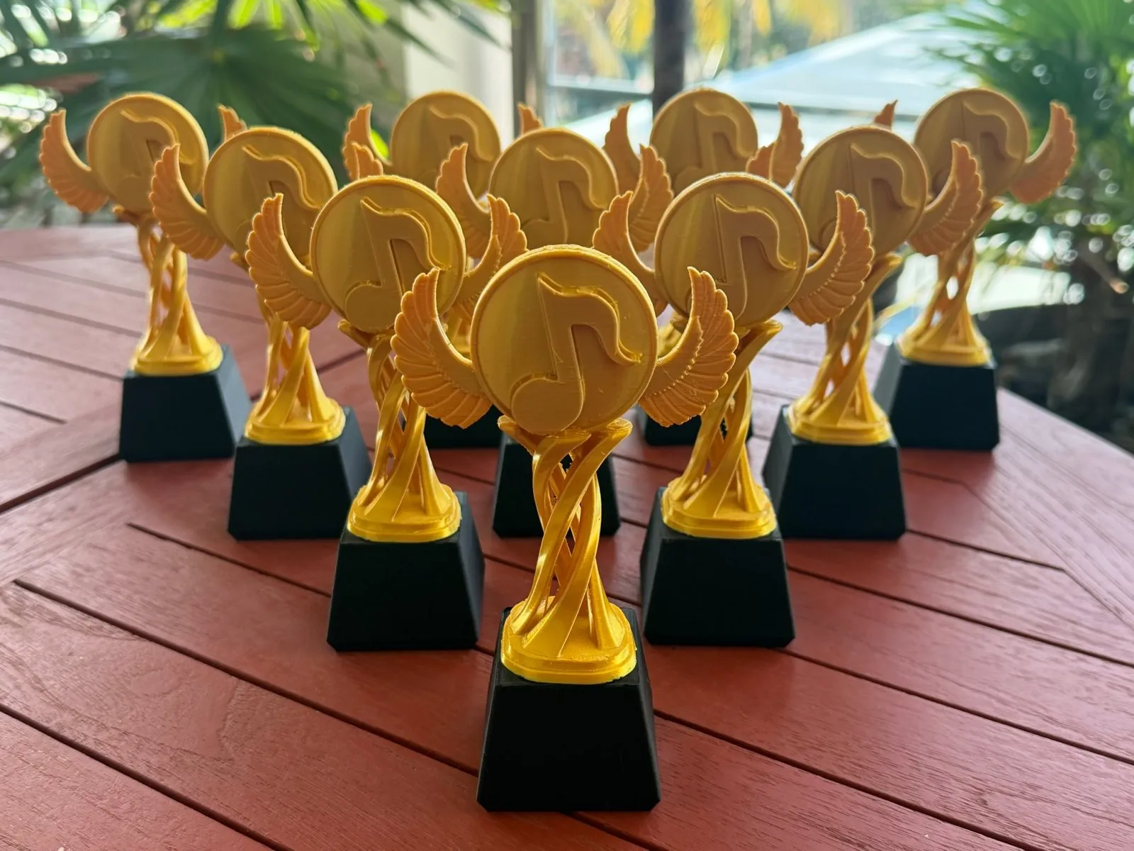 Lote de trofeos dorados impresos en 3D para un evento corporativo