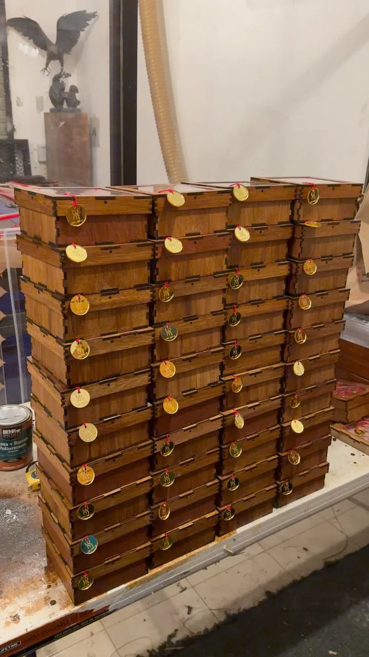 Lote de cajas de regalo con corazón apiladas en el taller