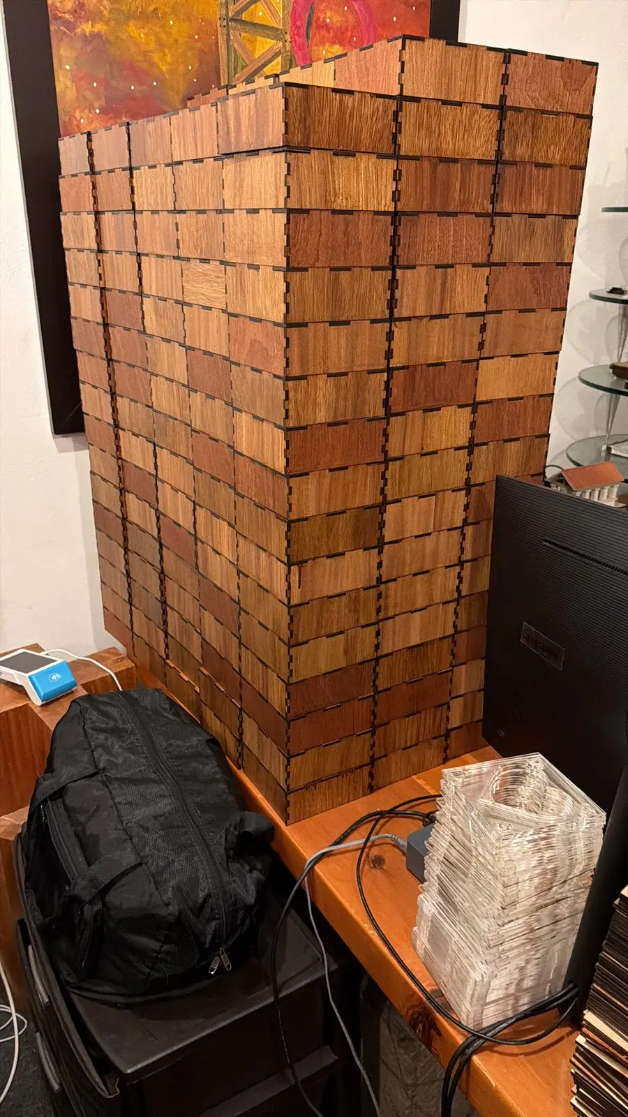 Torre de cajas de madera cortadas a láser, producción para evento