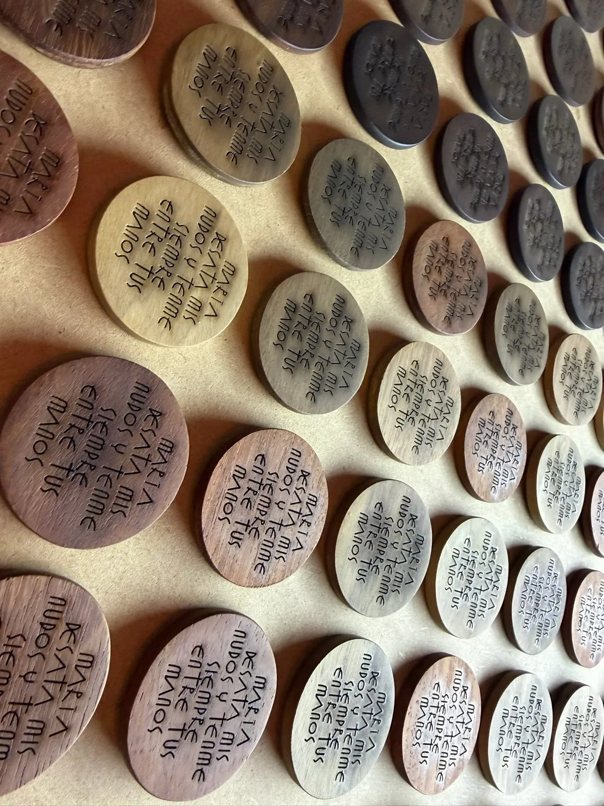 Decenas de recuerdos de madera grabados con texto para un evento