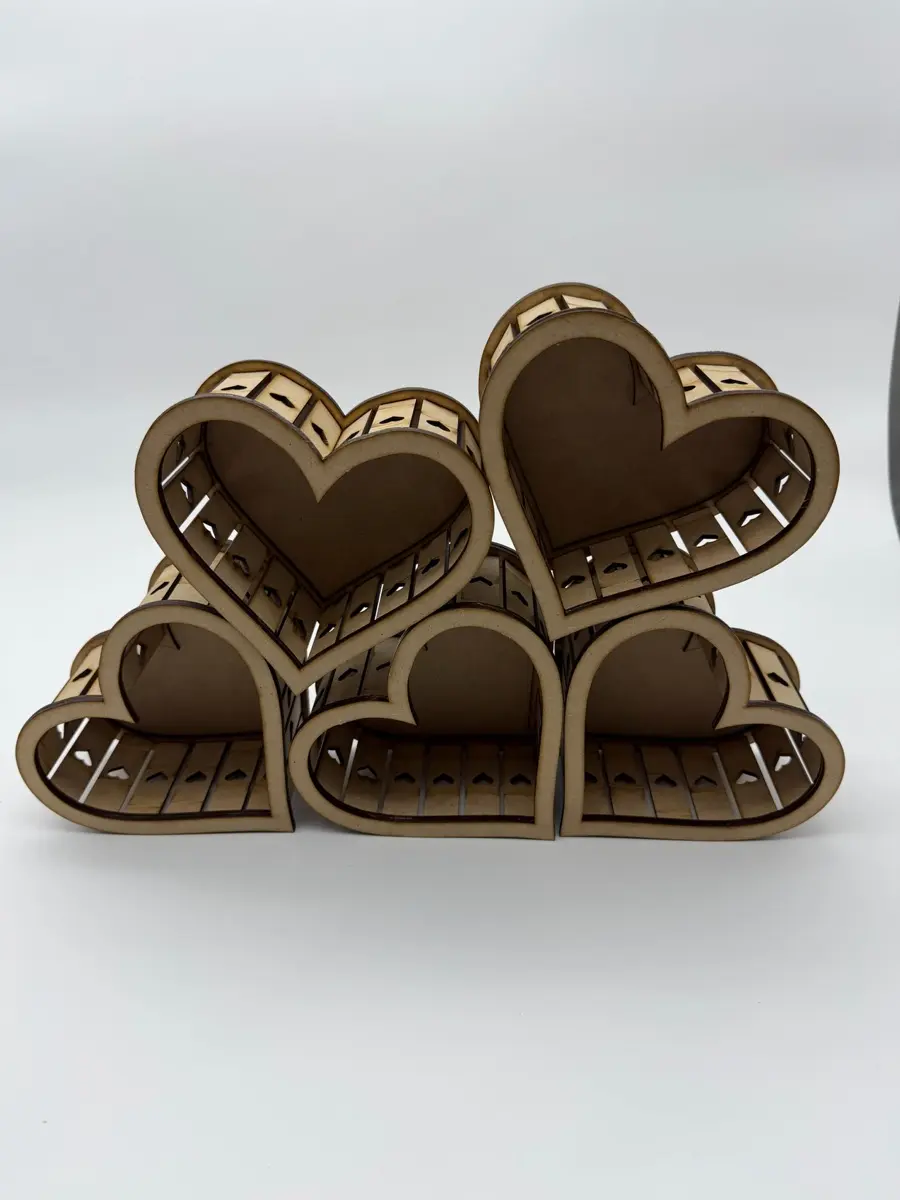 Lámparas corazón en MDF apiladas, corte láser de precisión