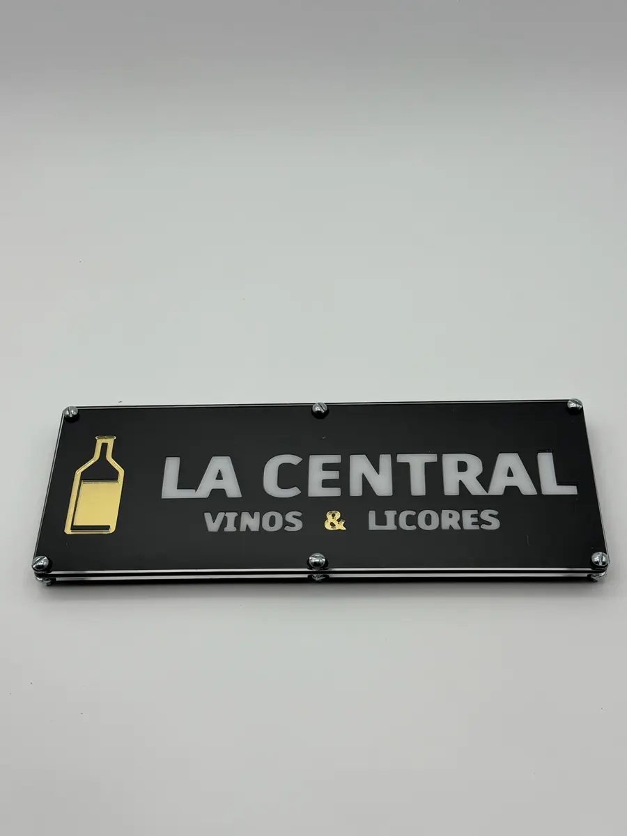 Letrero La Central Vinos & Licores en acrílico negro y dorado