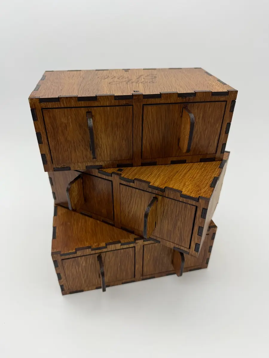 Cajones de madera apilados con ensamble dovetail cortado a láser
