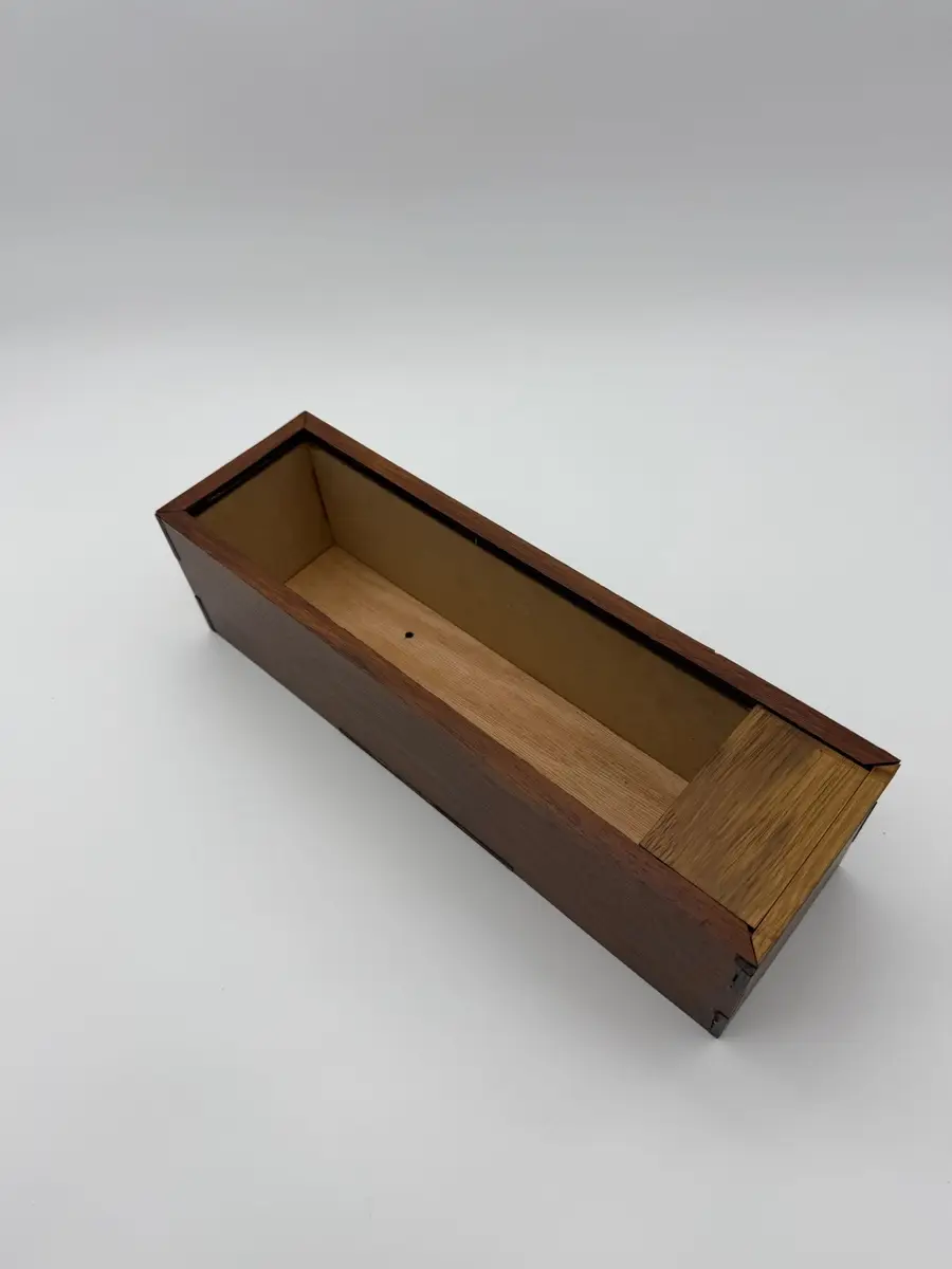 Caja de madera de dos tonos, diseño minimalista