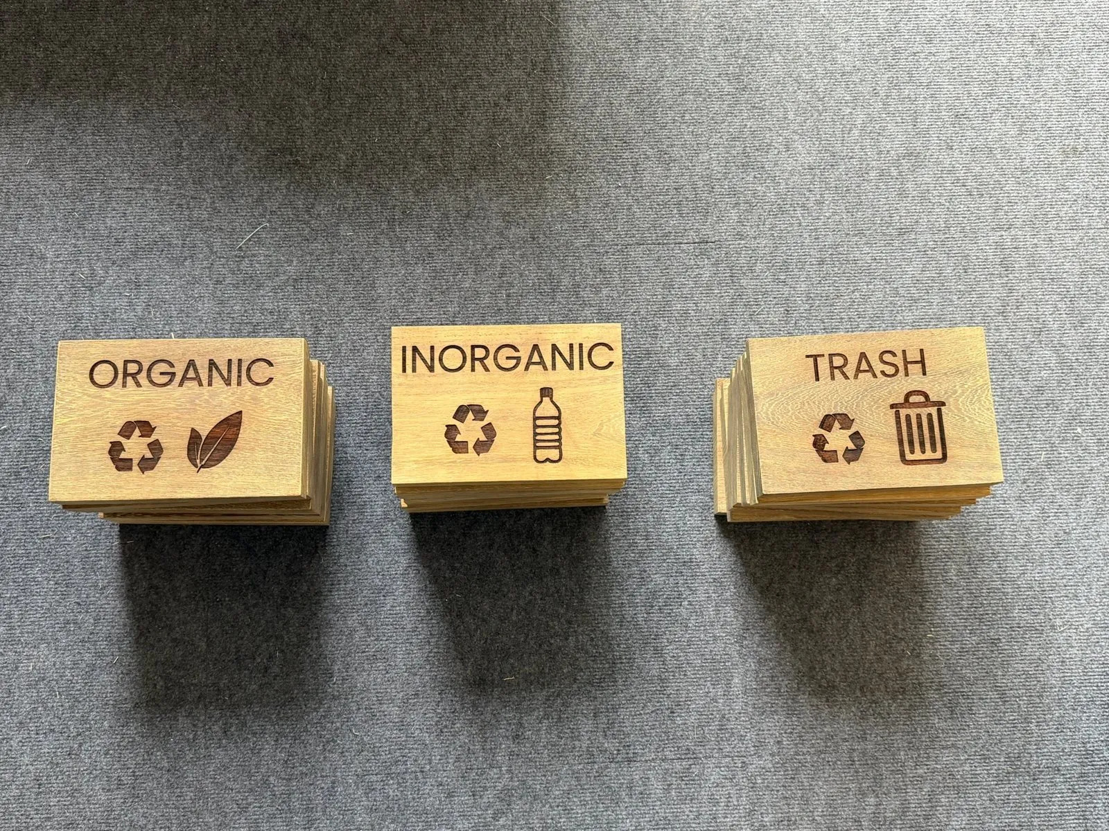 Letreros de madera grabados Organic, Inorganic y Trash para separación de residuos