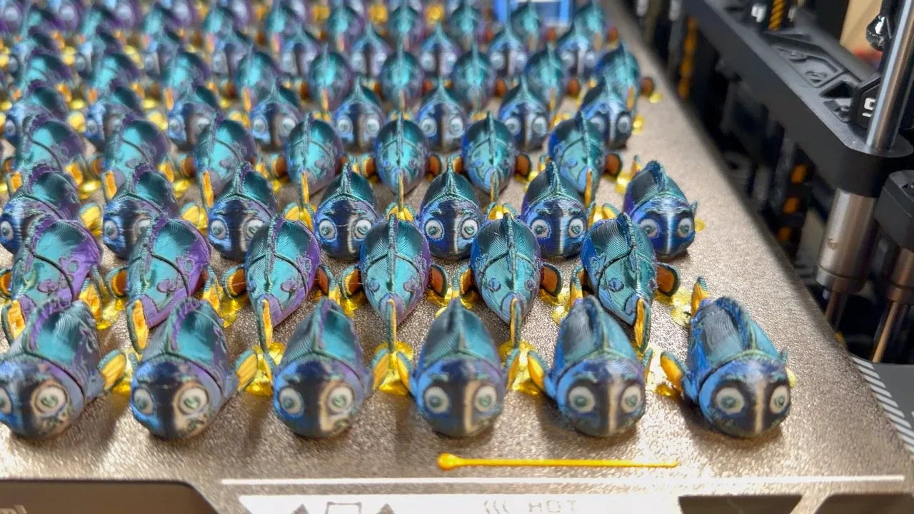 Decenas de llaveros de pez multicolor impresos en 3D por lote
